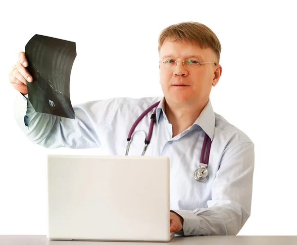 Arts man met stethoscoop, geïsoleerd op witte achtergrond. — Stockfoto