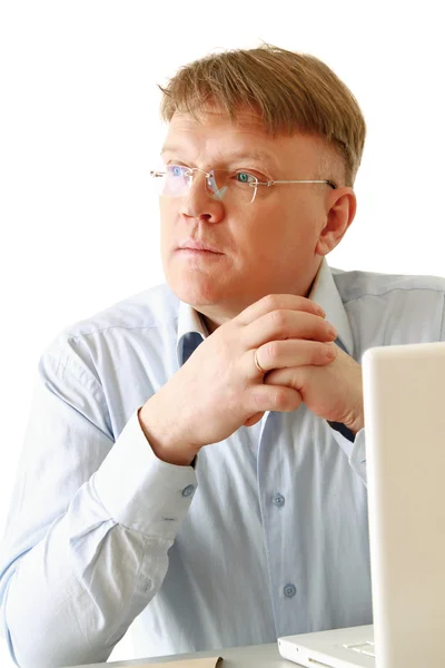 Een man die voor een laptop zit. — Stockfoto