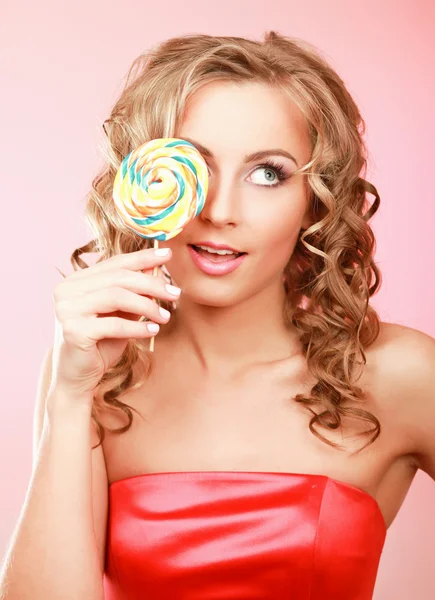 Joven mujer feliz con piruleta —  Fotos de Stock