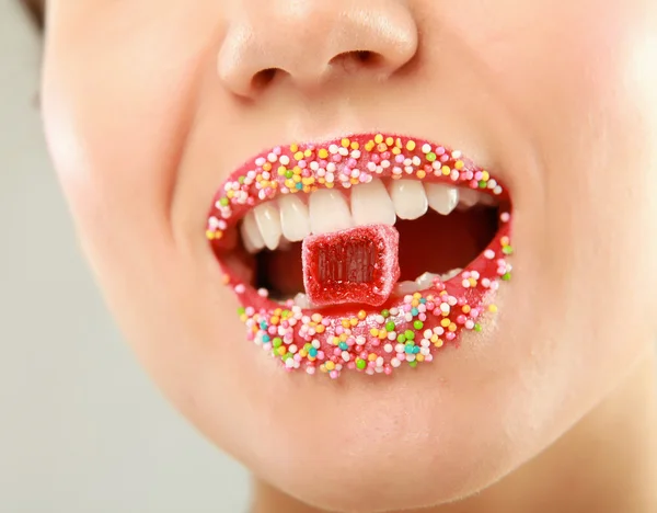 Lèvres de femme avec des perles multicolores . — Photo