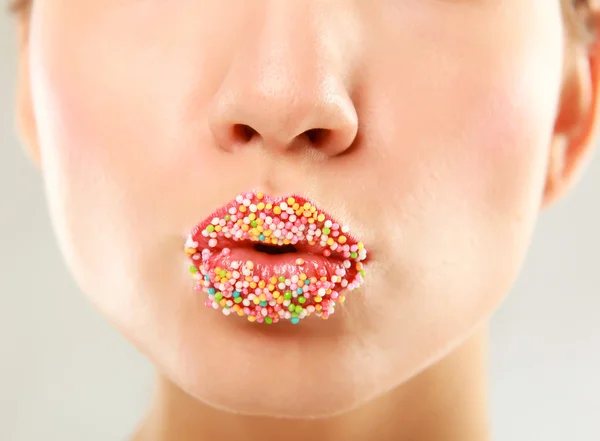 Lábios mulher com pérolas multicoloridas . — Fotografia de Stock