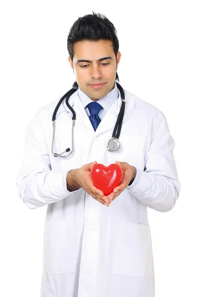 Medico maschile con stetoscopio che tiene il cuore — Foto Stock