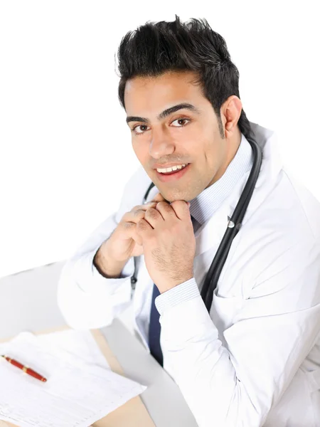 Mužský doktor sedí u stolu — Stock fotografie