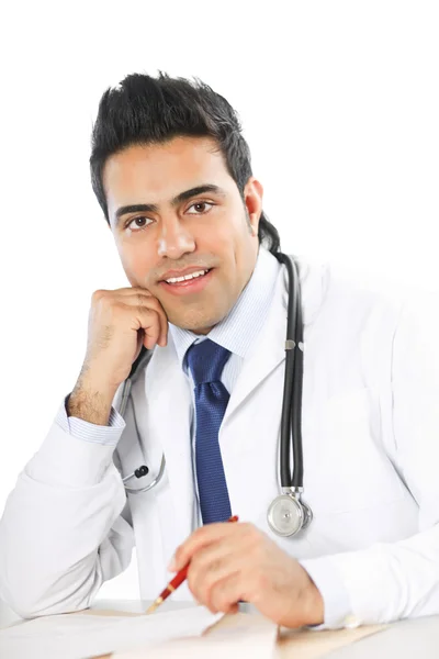 Médico masculino sentado na mesa — Fotografia de Stock