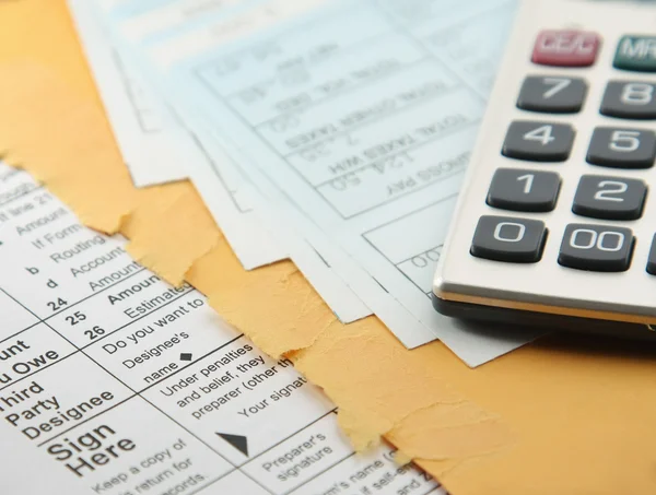 Calculator op zakelijke papier. — Stockfoto