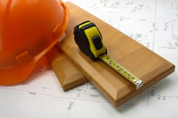 Orange hardhat with a ruler — Stock Photo, Image