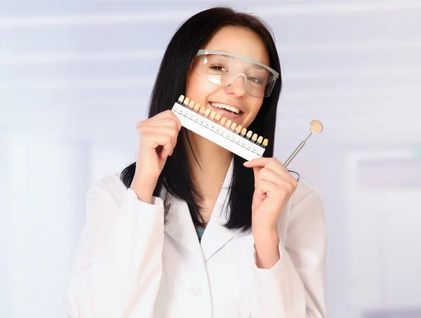 Dentista femenina con herramientas . —  Fotos de Stock