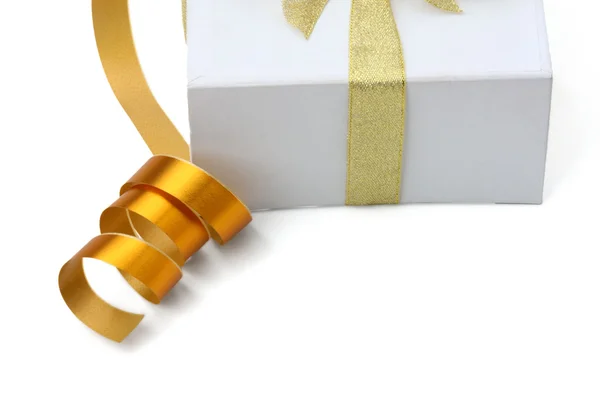 Pudełko z złote wstążki — Zdjęcie stockowe