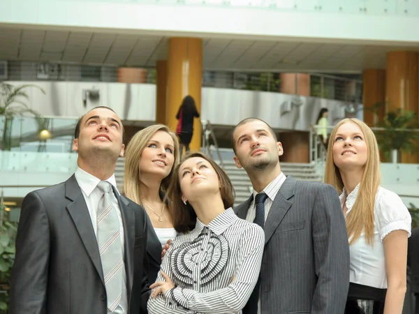 Succesvolle zakenman permanent met zijn personeel — Stockfoto