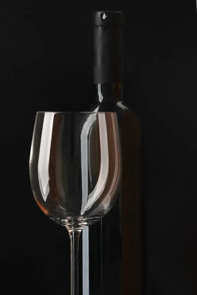 Pohár vörös bort és a borosüveg. — Stock Fotó