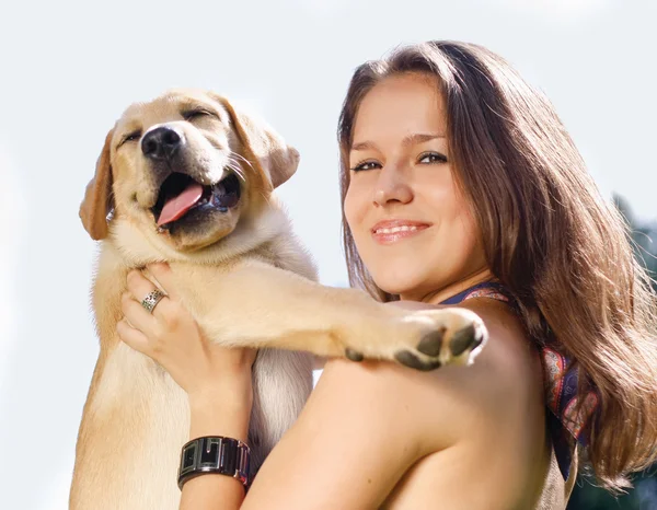 Meisje met haar hond rusten buitenshuis. — Stockfoto