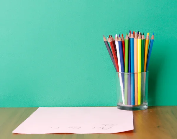 Glazen met potloden en papier — Stockfoto