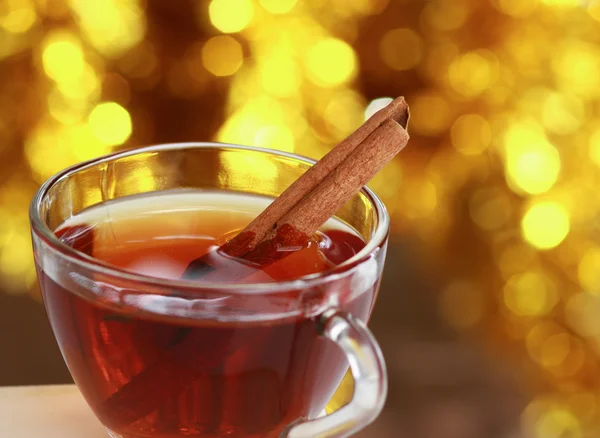 Bebida caliente de Navidad con palitos de canela . — Foto de Stock