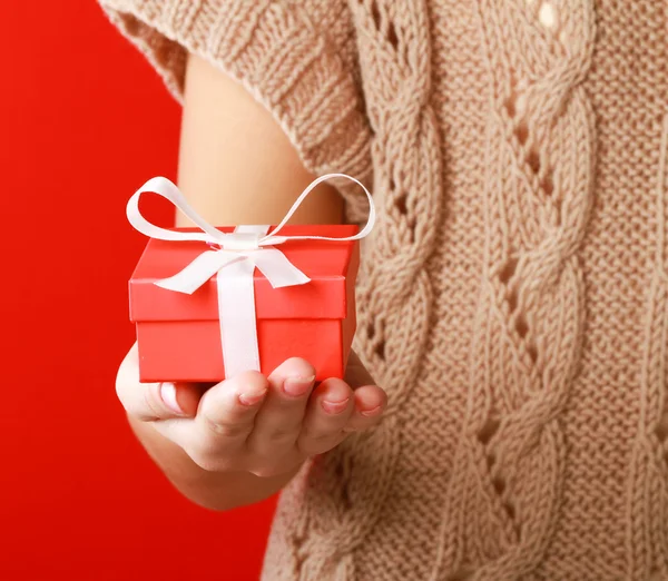 Female hand holding gift box — Stock Photo, Image