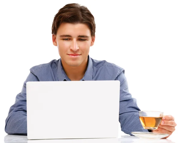 Bir dizüstü bilgisayar önünde oturan bir genç adam — Stok fotoğraf