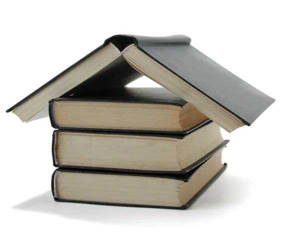 Casa fatta con libri accatastati — Foto Stock