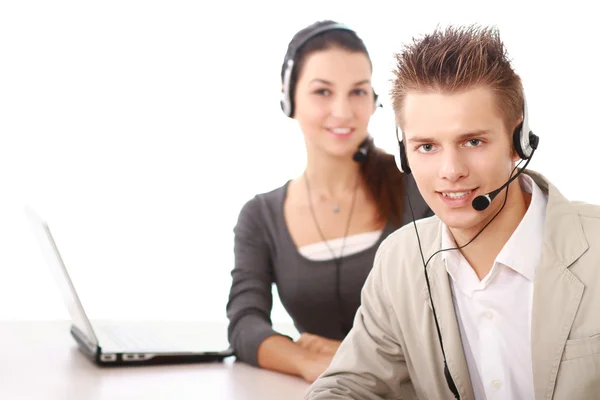 Junge Leute, die in einem Callcenter arbeiten — Stockfoto