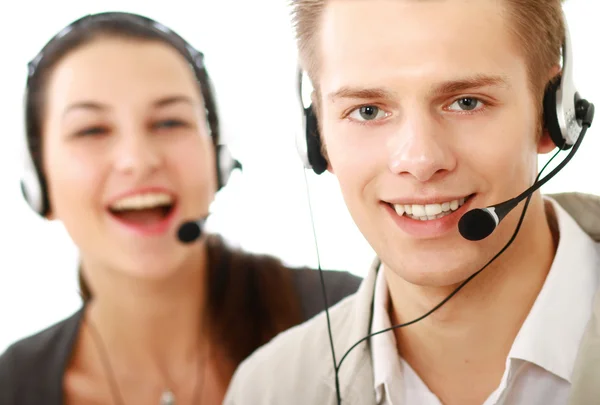 Unga människor som arbetar i ett callcenter — Stockfoto