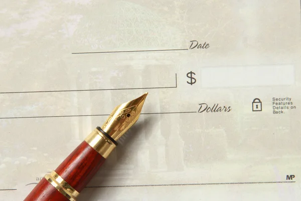 Stapel van rekeningen, chequeboek, pen op de tafel. — Stockfoto