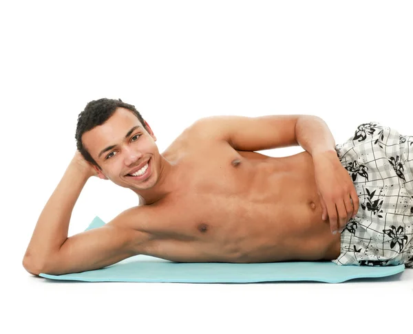 Ein junger muskulöser Mann beim Training — Stockfoto