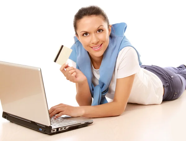 Frau mit Laptop und Kreditkarte — Stockfoto