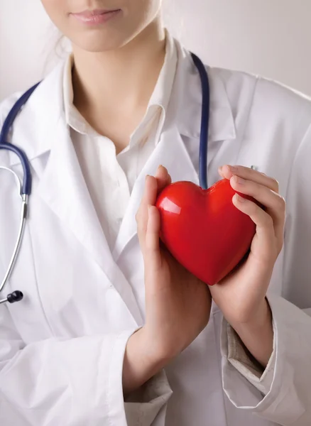 Жінка-лікар зі стетоскопом, що тримає серце — стокове фото