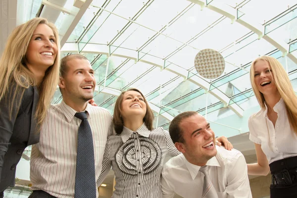 Homme d'affaires debout avec son personnel — Photo