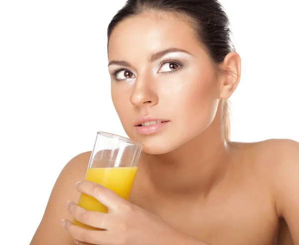 Eine junge Frau trinkt Orangensaft — Stockfoto