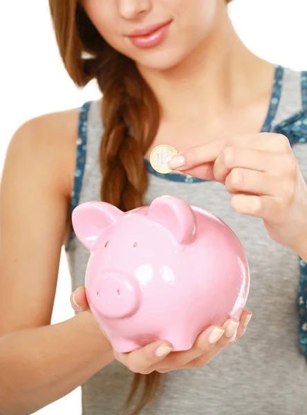 Frau steht mit Sparschwein — Stockfoto