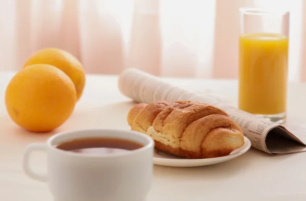 Croissant, Kopi, Orange Juice dan Koran — Stok Foto