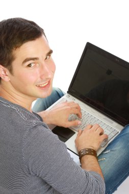 bir dizüstü bilgisayar ile katta oturan adam