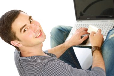 bir dizüstü bilgisayar ile katta oturan adam