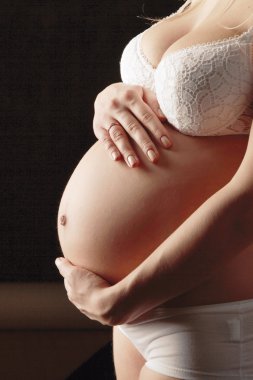 kadının karnı elleriyle dokunuyor