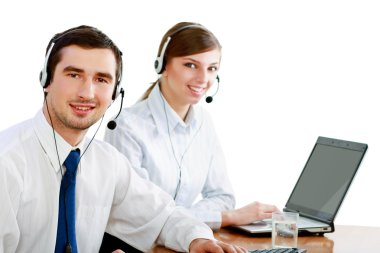 çağrı merkezinde çalışan genç insanlar