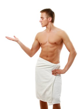 adam kendini bir havlu ile kaplama