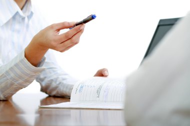 empresaria que le da la pluma y el contrato a firmar