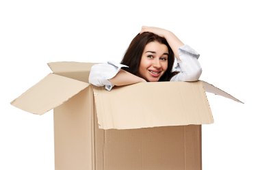 bir karton kutu içinde oturan kız