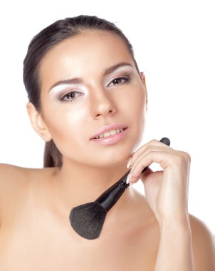 allık uygulayarak kadın