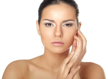 Genç Kadın Yüzüne Dokunuyor