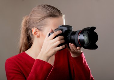 Kameralı genç kadın.