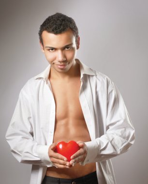 hombre joven con un corazón rojo