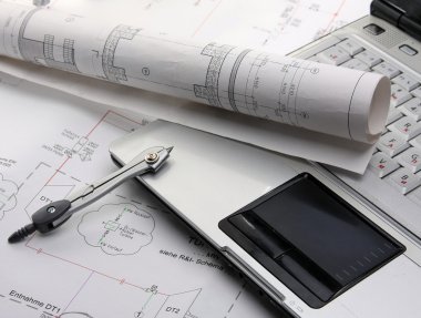 taslak ve beyaz dizüstü bilgisayar