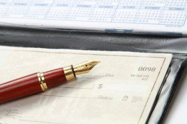 Çek defteri ve bir ballpen açın