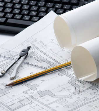 kalem, bölücüler ve plan üstünde a laptop