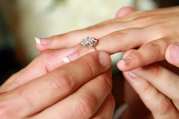 Невеста и жених, мужчина, надевающий кольцо — стоковое фото