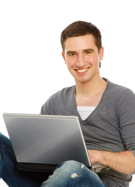 Ragazzo seduto sul pavimento con un computer portatile — Foto Stock