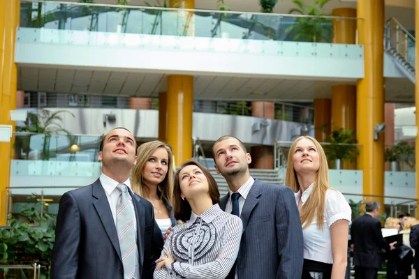 Affärsmän som står med sin personal — Stockfoto