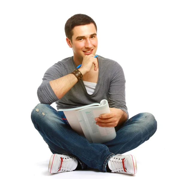 College ragazzo seduto sul pavimento e studiare — Foto Stock