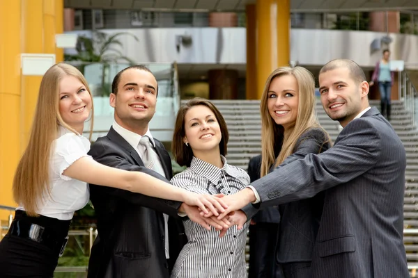 Businesspartners ruce na vrcholu každého — Stock fotografie