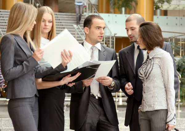 Businesspeople standing in the office — Stock Photo, Image